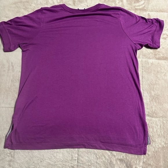 Nike T-shirt Women’s Size Medium Purple Pink - Picture 4 of 4